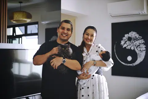Encik Ismail Didih Ibrahim bergambar bersama isterinya, Cik Nayila Polsri, serta anak lelakinya, Rafael Didih Ismail, yang berusia enam minggu. Encik Ismail juga sedang memeluk  kucingnya bernama ‘Adori’.