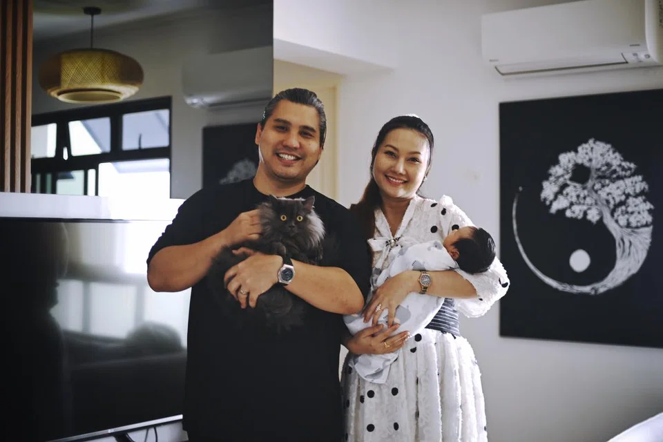 Encik Ismail Didih Ibrahim bergambar bersama isterinya, Cik Nayila Polsri, serta anak lelakinya, Rafael Didih Ismail, yang berusia enam minggu. Encik Ismail juga sedang memeluk  kucingnya bernama ‘Adori’.