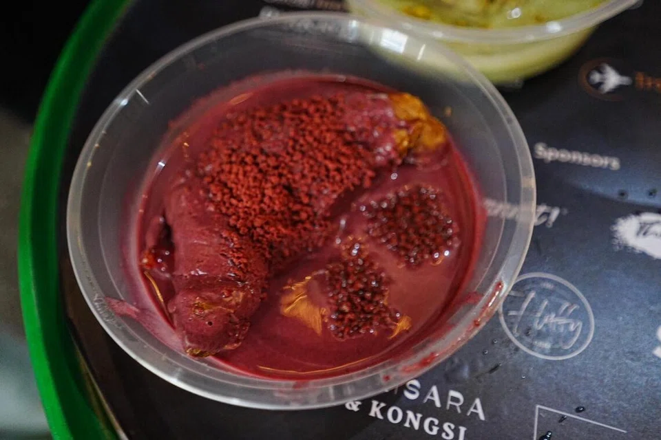 Croissant Tarik ‘Red Velvet’, $13, dibanjiri dengan sos coklat dan mempunyai tekstur rangup, dengan keju masin dan coklat manis yang memberikan keseimbangan sempurna.