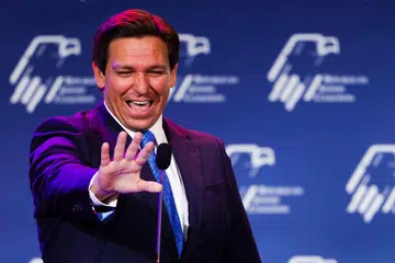 CALON REPUBLIKAN: Gabenor Florida, Encik Ron DeSantis, akan bersaing dengan Encik Donald Trump untuk menjadi calon Parti Republikan, bertanding dalam pilihan raya presiden pada Mei 2024. - Foto: AFP