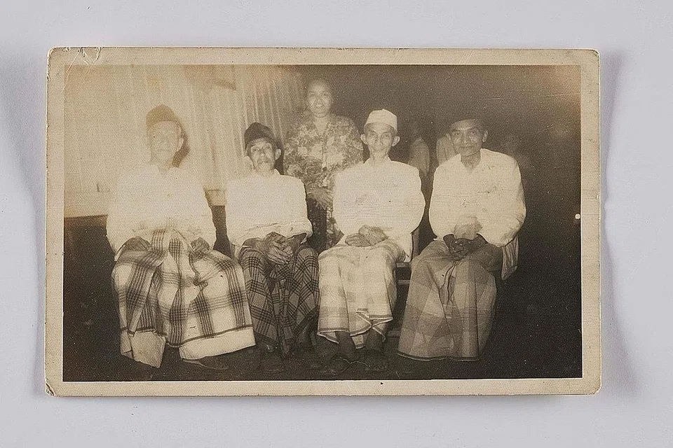 Gambar Encik Arshad (dua dari kanan) duduk bersama (dari kiri) Encik Jamal, Encik Abdul Hamid, Cik Jamilah (adiknya) dan Encik Hussein di luar rumah keluarga mereka di Lorong Marican. s. 1950-an | Singapura | - Ihsan MOHD GAZALI MOHD ARSHAD