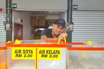 ENCIK FAEZ: Kini sedang membantu di gerai keluarganya sementara menunggu peluang pekerjaan atau peluang untuk melanjutkan pengajiannya. - Foto BH oleh ERVINA MOHD JAMIL