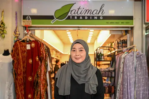 Kakitangan Fatimah Trading, Cik Novi Mardiani, menjangkakan lebih ramai pelanggan akan mengunjungi Geylang Serai disebabkan kerja naik taraf di Joo Chiat Complex dan Pasar Geylang Serai.