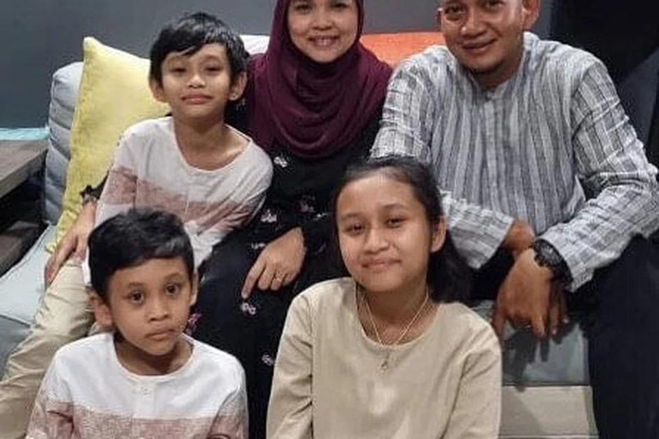 KELUARGA JADI PERANGSANG UTAMA: Marsya Qistina Mohammad Farid Marsya (depan, kanan) bersama (belakang, dari kiri) adiknya, Mika Dayyan Mohammad Farid; ibunya, Cik Nur Diana Marzuki; bapanya, Encik Mohammad Farid Mohd Noor; dan (depan, dari kiri) adik bongsunya, Mikael Dani Mohammad Farid. 