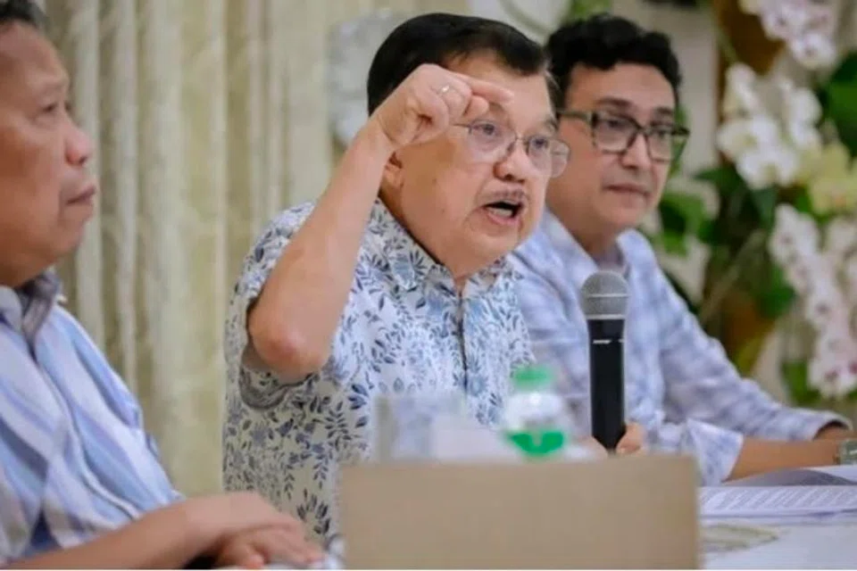 Bekas Naib Presiden Indonesia, Jusuf Kalla (tengah), menjelaskan kenyataannya dalam satu sidang media di Jakarta pada 18 April 2026, sambil menegaskan bahawa ucapannya dalam syarahan di Universiti Gadjah Mada bertujuan mempromosikan keamanan dan bukan menghina mana-mana agama.