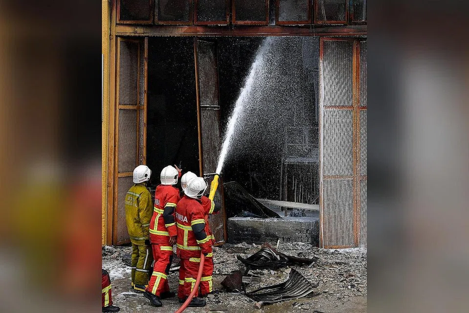 TERBAKAR: Sebuah bilik pencawang TNB di bangunan pusat beli-belah Mid Valley Megamall terbakar kira-kira pada Rabu, 10.30 pagi. - Foto BERNAMA