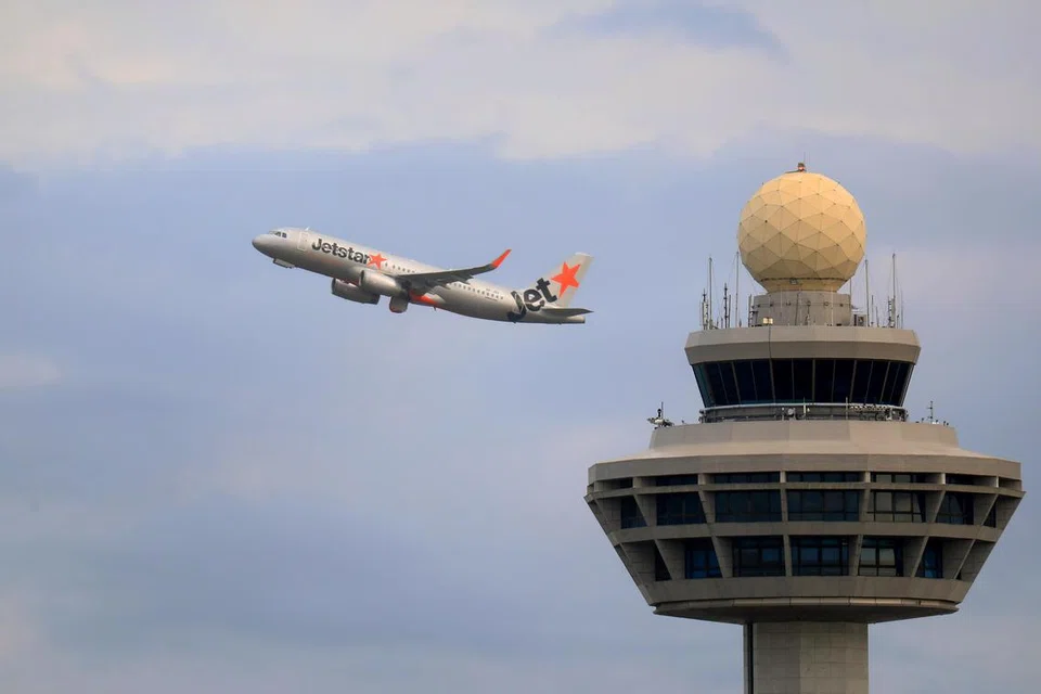 Pesawat Jetstar yang baru berlepas dari Lapangan Terbang Changi, dalam gambar pada awal 2025 ini. 