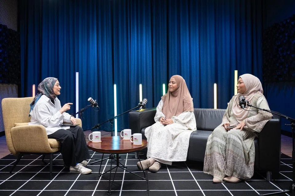 Cik Nur Wahida Azman (kanan), dan Cik Siti Nurshila Kassim (tengah), berkongsi erti sebenar menjalani kehidupan seorang ibu yang diuji dengan dugaan dalam satu episod NoTapis bersama penerbit podcast, Cik Natasha Mustafa.