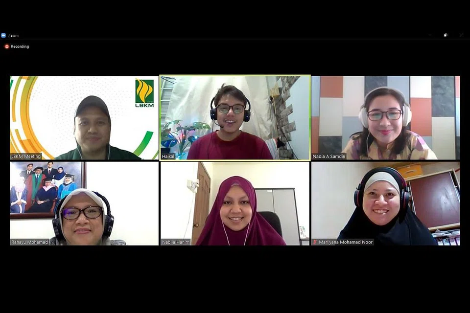 BANTU KUMPUL DANA: Kumpulan Muslimah-In Mind telah membantu mengumpul dana buat Dana LBKM pada Ramadan tahun ini. (Barisan bawah, dari kanan) Cik Marliyana Mohamed Noor dan Cik Nabila Hanim dari Muslimah-in Mind telah membantu mengumpul dana buat Dana LBKM pada Ramadan tahun ini dan menyampaikan cek secara maya kepada LBKM. Turut menyertai acara maya itu ialah (barisan atas, dari kiri) Pengarah Eksekutif LBKM Encik Muhammad Harmizan Abdul Hamid, Pegawai Eksekutif, Encik Haikal Zulkifli dan bekas anggota majlis eksekutif LBKM Anggota Parlimen Cik Nadia Ahmad Samdin serta (barisan bawah, paling kiri) presiden PPIS, Cik Rahayu Mohamad. - Foto LBKM