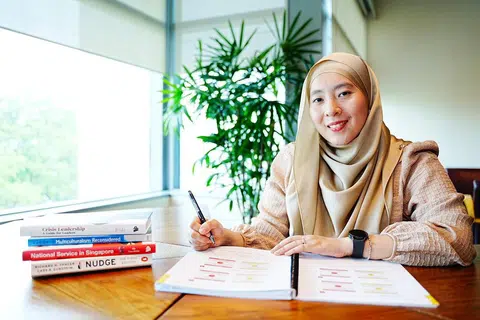 Dr Diyanah adalah seorang Felo Sambilan di Ketua Pusat Kecemerlangan bagi Keselamatan Nasional (CENS) di Sekolah Pengajian Antarabangsa S. Rajaratnam (RSIS). Beliau juga telah mengajar secara sambilan di Institut Pendidikan Nasional (NIE) sejak 2024.