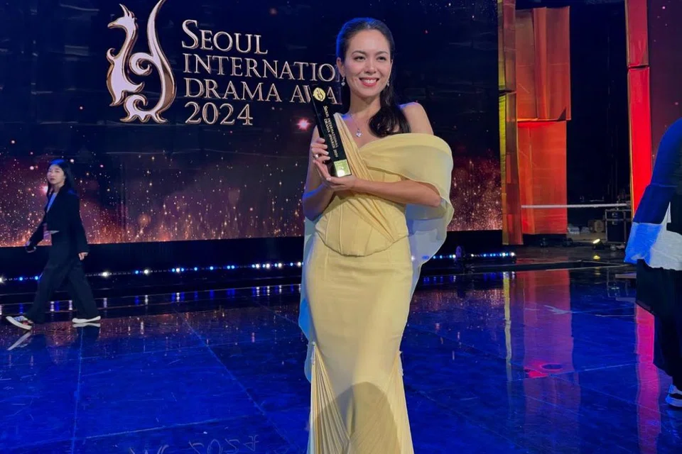 Siti Saleha Mohd Baharum menerima trofi Bintang Asia Terbaik (Malaysia) pada ‘Anugerah Drama Antarabangsa Seoul 2024’ yang berlangsung di Seoul, Korea Selatan, pada 25 September.