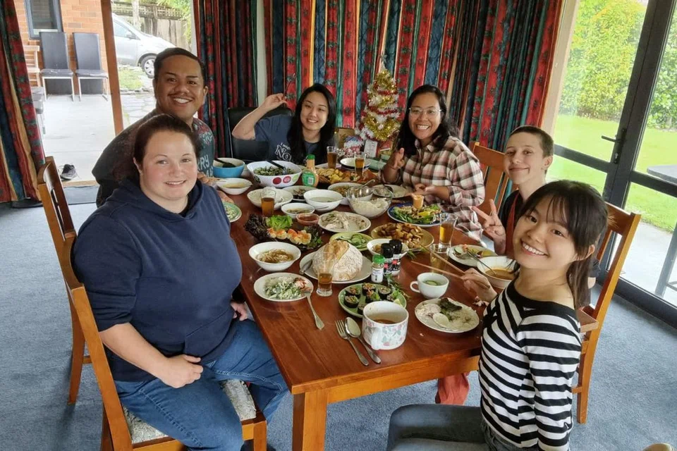 Cik Farishia Osman (tiga dari kanan) bersama rakan kerjanya yang akhirnya menjadi kawan rapatnya semasa beliau di New Zealand. Mereka berasal dari Malaysia, Belgium, Australia dan juga New Zealand.