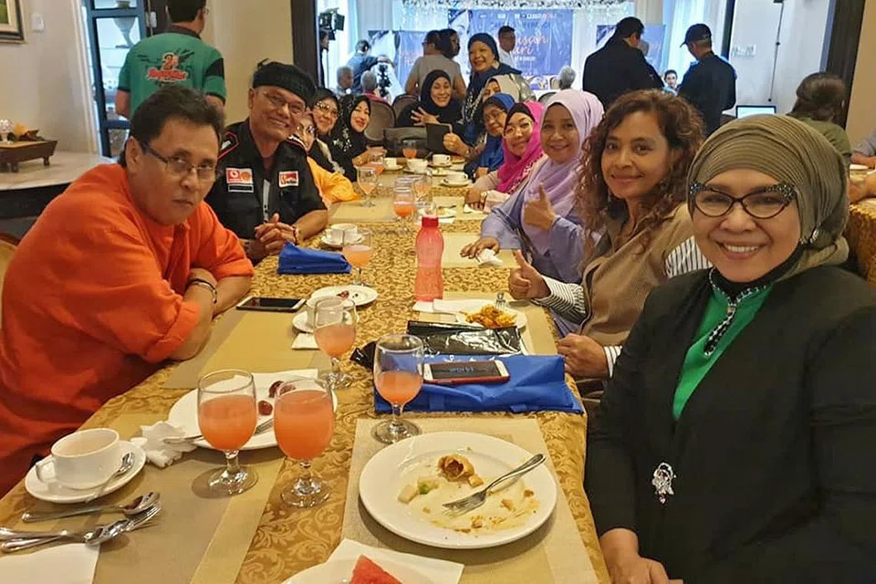 GALAKAN TEMAN ARTIS: Artis tempatan seperti (dari kanan) Rahimah Rahim, Rozie Rahim, Junainah M. Amin, Maria Bachok, Mahani Mohamad serta ikon tari, Som Said dan pelakon Hamidah Wahab,(dari kiri) A. Mahadi, Roslan Yus, Kamaliah Latiff, mengalu-alukan konsert solo pertama biduanita Sanisah Huri. - Foto LAMAN FACEBOOK SOM SAID