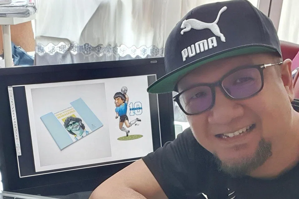 KEMBARA KARIKATUR KE PERINGKAT DUNIA: Walau kembaranya ke pameran antarabangsa di luar negara tersekat dek pandemik Covid-19, Encik Mohamad Idham Mokaron teruja apabila karikatur ikon bola sepak sedunia, Diego Armando Maradona, yang dihasilkan terpilih bagi katalog Kesatuan Kartunis Sedunia yang berpangkalan di Turkey. - Foto ihsan MOHAMAD IDHAM MOKARON