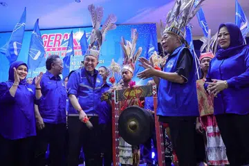 Pengerusi Barisan Nasional (BN) merangkap Presiden Umno, Datuk Seri Ahmad Zahid Hamidi (tiga, kiri) memalu gong sebagai simbolik pelancaran program Gerak17 Umno Sabah di Tenom, Sabah pada 18 Mei.