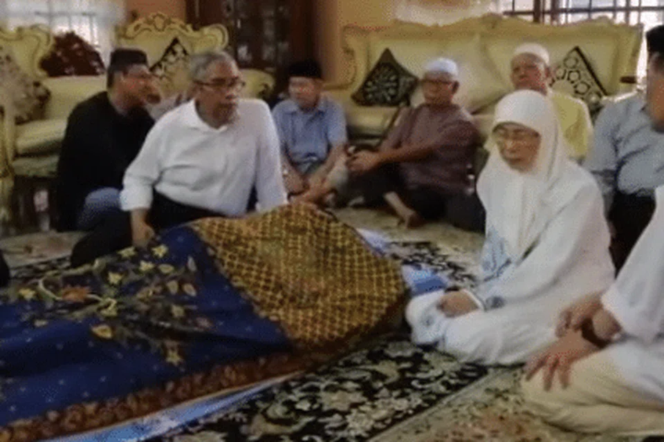 Datuk Wan Ismail Wan Mahmood, bapa Timbalan Perdana Menteri Malaysia, Datuk Seri Dr Wan Azizah (bertudung), meninggal dunia pagi tadi. FOTO: TANGKAP LAYAR YOUTUBE/ BHONLINE