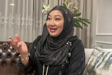 Penyanyi Eka Mairina berkongsi pengalaman memasak untuk sekampung penduduk masyarakat Champa Islam di Kemboja semasa Ramadan dan misi beliau menghulurkan habuan makanan kepada gelandangan di ibu kota Indonesia, Jakarta.