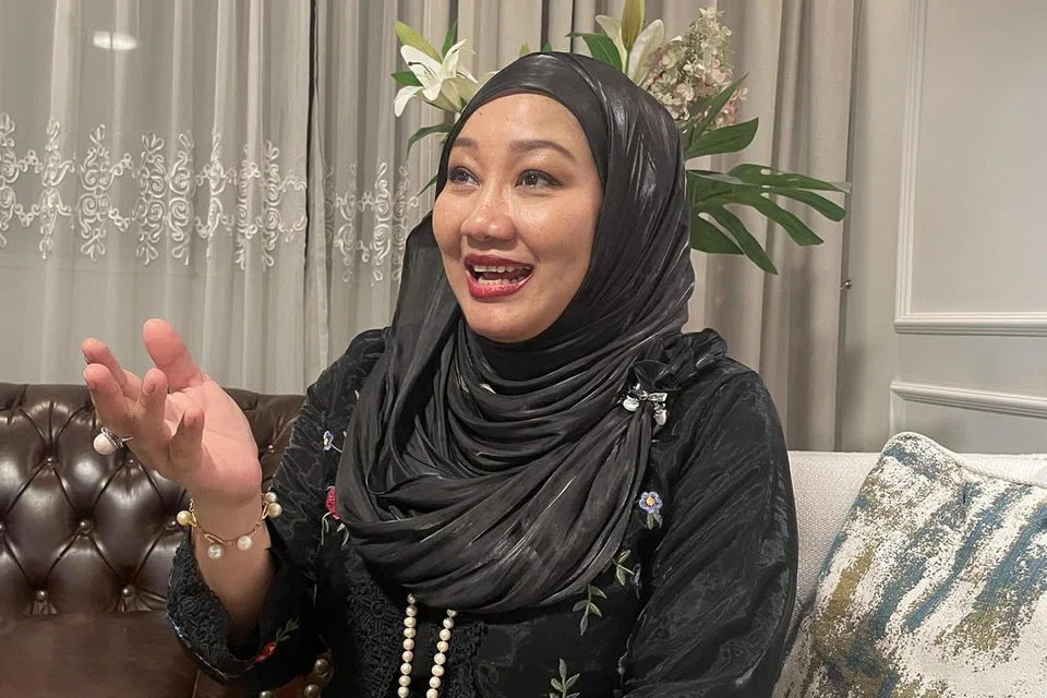 Penyanyi Eka Mairina berkongsi pengalaman memasak untuk sekampung penduduk masyarakat Champa Islam di Kemboja semasa Ramadan dan misi beliau menghulurkan habuan makanan kepada gelandangan di ibu kota Indonesia, Jakarta.
