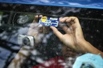 AKAN DITELITI: Proses pemasangan tag Pengenalan Frekuensi Radio (RFID), Permit Kemasukan Kenderaan (VEP), bagi kenderaan Singapura akan diteliti dan diperbaiki, menurut Menteri Pengangkutan Malaysia, Encik Anthony Loke. - Foto fail