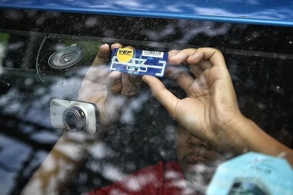 AKAN DITELITI: Proses pemasangan tag Pengenalan Frekuensi Radio (RFID), Permit Kemasukan Kenderaan (VEP), bagi kenderaan Singapura akan diteliti dan diperbaiki, menurut Menteri Pengangkutan Malaysia, Encik Anthony Loke. - Foto fail