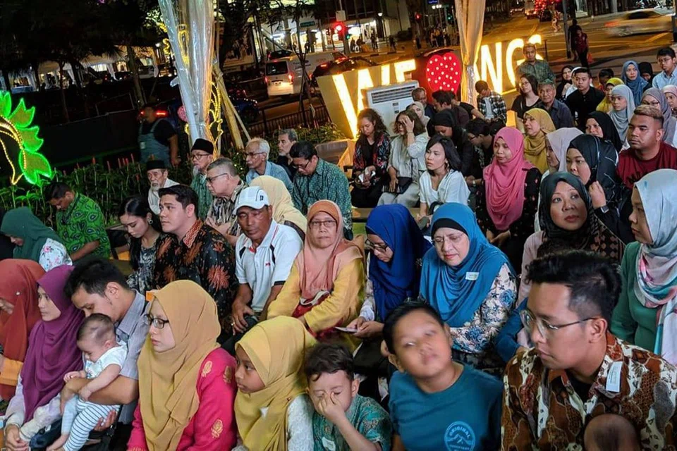 PESTA BUKU DAPAT SAMBUTAN: Dr Maliki meninjau pelbagai buku Melayu dan dwibahasa karya penulis tempatan dalam Pesta Buku Melayu Singapura 2019. Para hadirin (gambar atas) juga diperkenalkan dengan pelbagai buku Melayu. - Foto WGS.
