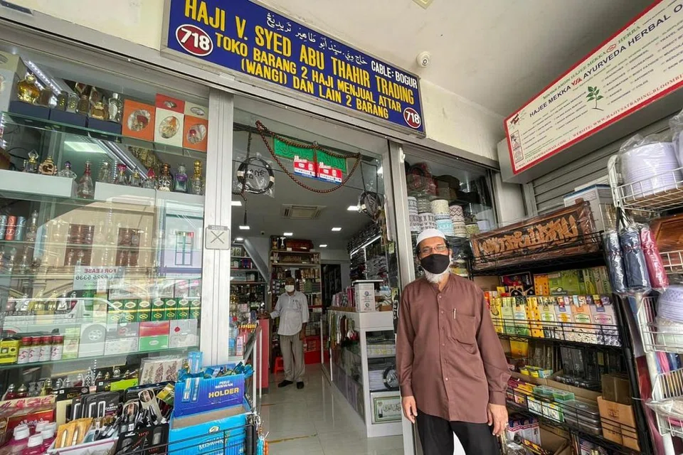 SUASANA BERBEZA: Menurut Encik Shahul Hameed Md Yusoff (depan), pengurus kedai Haji V. Syed Abu Thahir Trading Pte Ltd di North Bridge Road, sejak pandemik Covid-19, perniagaan di kedai itu telah terjejas hampir lebih 50 peratus. - Foto BM oleh FAKHRURADZI ISMAIL