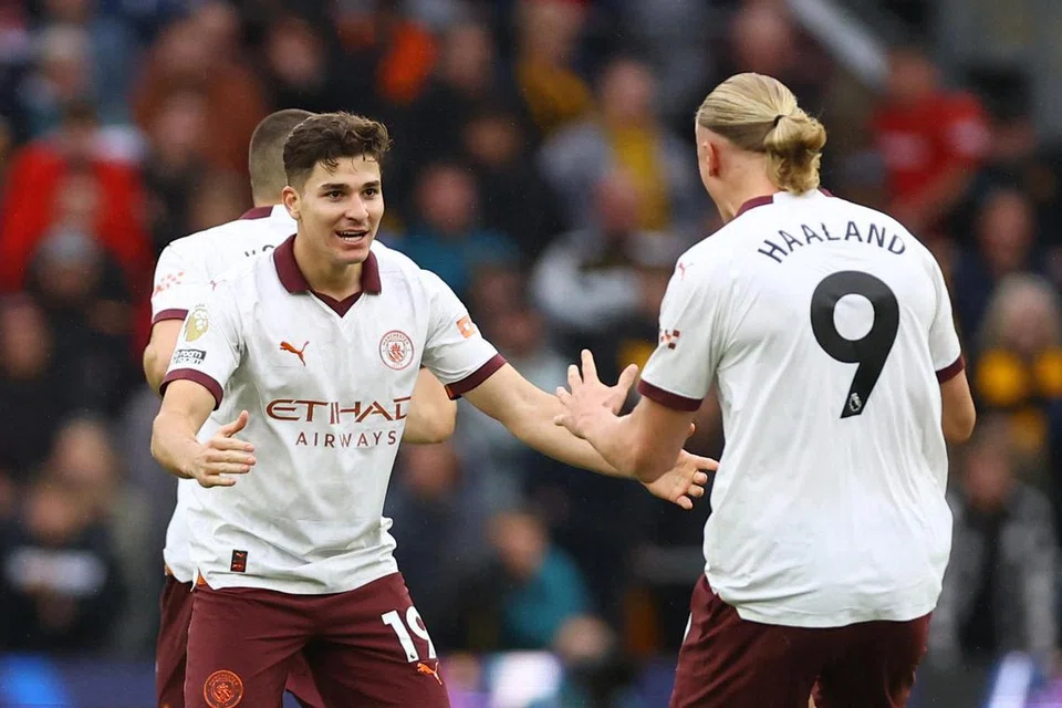 GANDINGAN SERASI: Julian Alvarez (kiri) serasi berganding dengan Erling Haaland bagi memastikan Manchester City terus cemerlang.