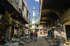 (FOTO FAIL) Kira-kira 1,000 militan, pengikut kumpulan ISIS, menyerbu bandar Marawi di pulau selatan Filipina, Mindanao, yang bergolak, pada 23 Mei 2017.
Pertempuran antara militan dan pasukan keselamatan Filipina berlanjutan selama lima bulan, dan apabila ia berakhir, kira-kira satu perempat bandar Marawi musnah menjadi debu dan runtuhan.
Menara masjid terbesar di Marawi turut terjejas, di kawasan yang sebelum ini merupakan pusat komersial yang berkembang pesat.