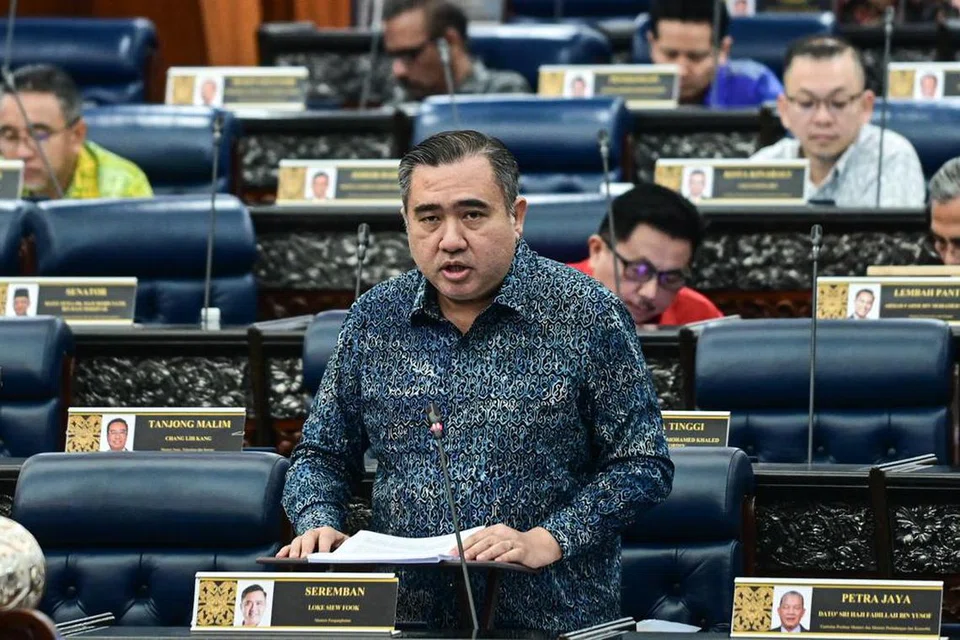 BERI PENJELASAN: Menteri Pengangkutan Malaysia, Encik Anthony Loke Siew Fook, memberi penjelasan mengenai perkembangan hala tuju Projek Kereta Api Berkelajuan Tinggi (HSR) Kuala Lumpur-Singapura.