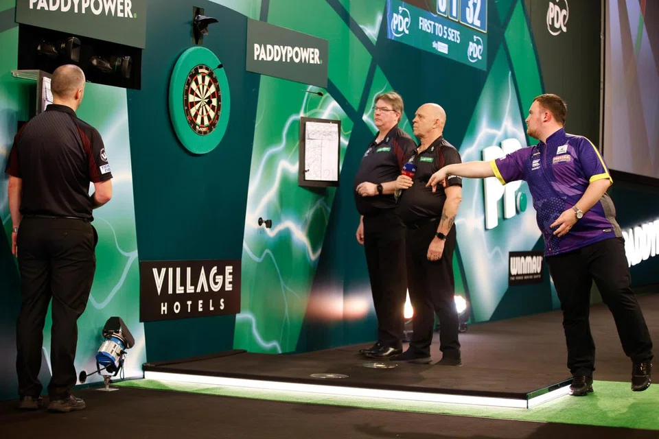 BERAKSI: Luke Littler membuat lontaran semasa Kejohanan Dart Sedunia, mengalahkan pemain Brendan Dolan di Alexandra Palace di London pada 1 Januari dan tewas di tangan pemain nombor satu dunia, Luke Humphries di peringkat akhir pada 3 Januari.