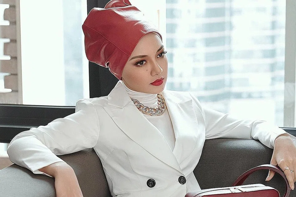 PENGUSAHA BERWAWASAN: Neelofa, atau nama penuhnya Noor Neelofa Mohd Noor, bakal mengikat perjanjian dengan dua agensi di London dan Paris sekali gus mengukuhkan lagi namanya dalam bidang fesyen Muslimah serta kecantikan di Eropah. - Foto ZALORA