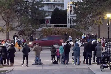 LUNCUR LAJU: Imej video diambil daripada penstriman langsung Facebook di kota Waukesha, menunjukkan SUV berwarna merah meluncur laju pada perarakan Krismas di Waukesha, Wisconsin. - Foto AFP