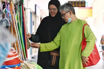 AMALKAN PENJIMATAN: Cik T Mazlina Maridan dan Encik Mohamed Shamsul Ridzuan yang berbelanja di Pusat Beli Belah Fajar pada Khamis (29 Sep) mengamalkan sikap jimat cermat demi mengawal perbelanjaan mereka.