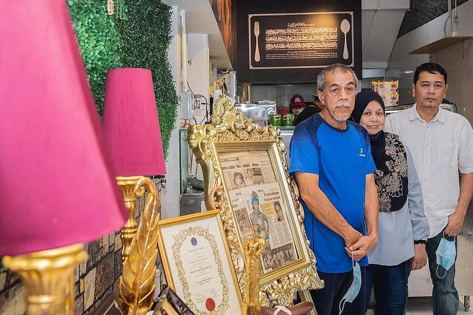 PUPUK UKHUWAH KELUARGA: Langkah kecil anak-anak pelakon legenda S. Kadarisman, (dari kiri) Encik Mohd Amin, Cik Khairubi dan Encik Khairuddean, menggerakkan kedai makan dan muzium mini S. Kadarisman membawa impak dalam mengabadikan warisan seni dan barangan Allahyarham yang dikenali kerana peranan antagonis. - Foto BH oleh NUR DIYANA TAHA