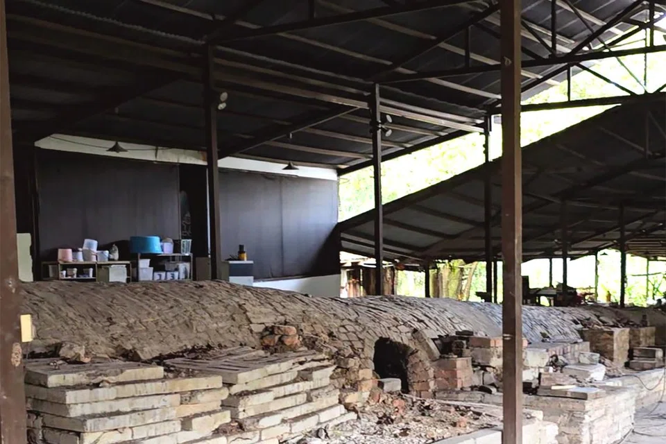 ‘Dragon kiln’ Thow Kwang di No. 85 Lorong Tawas, berhampiran Jurong West Street 81, dibina pada 1940. ‘Dragon kiln’ bermaksud tempat membakar tembikar berbentuk seperti kepala naga.