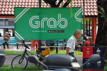 Sebuah iklan bagi khidmat kereta sewa privet Grab di Pusat Pasar dan Makanan Bukit Merah View. 