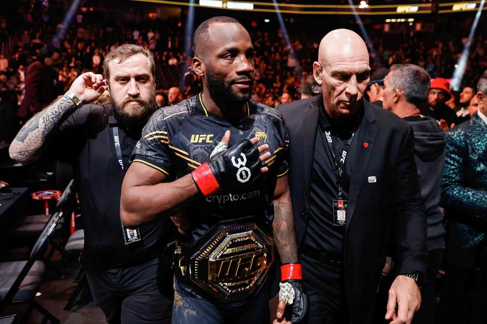 CATAT KEJAYAAN: Leon Edwards (tengah) dari Britain selepas kemenangan beliau ke atas pencabarnya, Colby Covington.