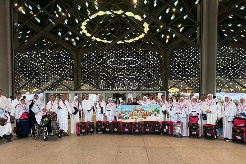 PENGALAMAN MENGUJAKAN: Dengan menaiki Haramain Ekspress , jemaah Singapura dari Hahnemann Travel menyusuri bandar-bandar suci Makkah dan Madinah dalam tempoh yang lebih singkat berbanding menaiki bas. 