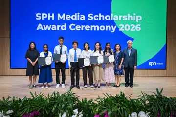 SPH Media telah melancarkan Program Pengurusan Bersekutu SPH bagi membentuk generasi pemimpin bilik berita baharu, umum Ketua Pegawai Eksekutif (CEO) SPH Media, Encik Chan Yeng Kit (paling kanan), sewaktu Majlis Anugerah Biasiswa SPH Media di Auditorium SPH Media pada 30 Julai. Tahun ini (2026), terdapat seramai lima penerima biasiswa dalam tiga kategori berbeza. Mereka terdiri daripada Cik Venkatesan Vidya Laxmi, 19 tahun, (dua dari kiri) yang menerima Biasiswa Media Tamil, Encik Quek Chui Qing, 24 tahun, (tiga dari kiri) yang menerima Biasiswa SPH Media-Yayasan Temasek, Cik Trina Lee Yuxuan, 19 tahun, (tengah) Cik Ma Qian Hui, 20 tahun, (empat dari kanan) dan Cik Sakthivel Shivani, 19 tahun, (tiga dari kanan) menerima Biasiswa Kewartawanan SPH Media. Majlis itu turut dihadiri Pengarah Terjemahan Kementerian Penerangan dan Pembangunan Digital (MDDI), Cik Mayna Teo, dan Pengerusi SPH Media Trust, Encik Khaw Boon Wan (empat dari kiri).