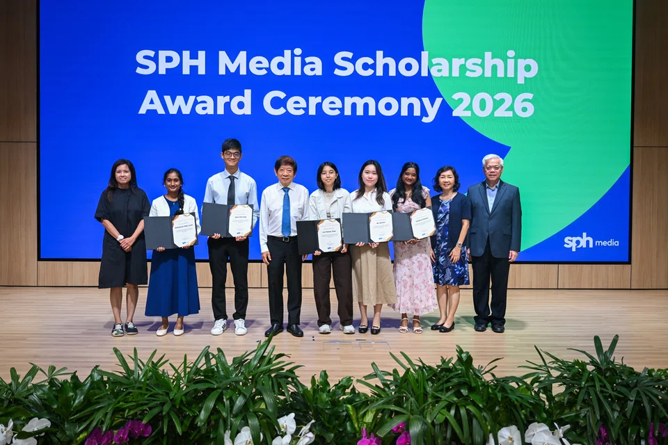 SPH Media telah melancarkan Program Pengurusan Bersekutu SPH bagi membentuk generasi pemimpin bilik berita baharu, umum Ketua Pegawai Eksekutif (CEO) SPH Media, Encik Chan Yeng Kit (paling kanan), sewaktu Majlis Anugerah Biasiswa SPH Media di Auditorium SPH Media pada 30 Julai. Tahun ini (2026), terdapat seramai lima penerima biasiswa dalam tiga kategori berbeza. Mereka terdiri daripada Cik Venkatesan Vidya Laxmi, 19 tahun, (dua dari kiri) yang menerima Biasiswa Media Tamil, Encik Quek Chui Qing, 24 tahun, (tiga dari kiri) yang menerima Biasiswa SPH Media-Yayasan Temasek, Cik Trina Lee Yuxuan, 19 tahun, (tengah) Cik Ma Qian Hui, 20 tahun, (empat dari kanan) dan Cik Sakthivel Shivani, 19 tahun, (tiga dari kanan) menerima Biasiswa Kewartawanan SPH Media. Majlis itu turut dihadiri Pengarah Terjemahan Kementerian Penerangan dan Pembangunan Digital (MDDI), Cik Mayna Teo, dan Pengerusi SPH Media Trust, Encik Khaw Boon Wan (empat dari kiri).