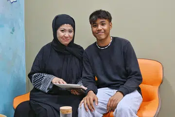 Cik Trisha Amirah Mohd Noor bersama anak sulungnya, Muhammad A’zim Shahrizal Muhammad Zairol, 17 tahun. Mereka adalah mangsa penderaan yang terselamat daripada keganasan rumah tangga setelah mendapatkan bantuan.