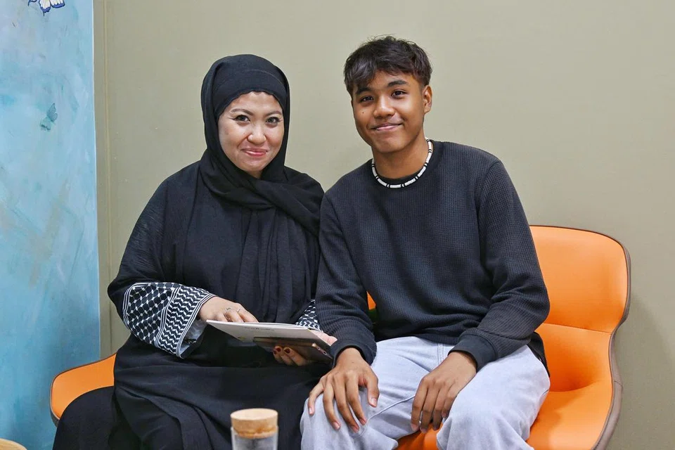 Cik Trisha Amirah Mohd Noor bersama anak sulungnya, Muhammad A’zim Shahrizal Muhammad Zairol, 17 tahun. Mereka adalah mangsa penderaan yang terselamat daripada keganasan rumah tangga setelah mendapatkan bantuan.