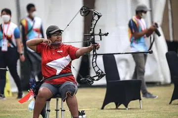 TERUS BERTAKHTA: Dalam keadaan mencabar disebabkan cuaca panas dan angin kuat, Syahidah kekal fokus pada apa yang hendak dicapainya dan akhirnya berjaya membawa pulang pingat emas untuk Singapura. - Foto MAJLIS PARALIMPIK KEBANGSAAN SINGAPURA