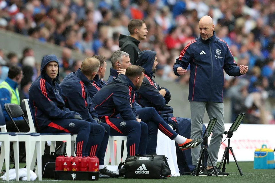Pengurus Manchester United, Erik ten Hag (kanan), bersama pasukan jurulatihnya ketika perlawanan persahabatan menentang Rangers pada 20 Julai. 