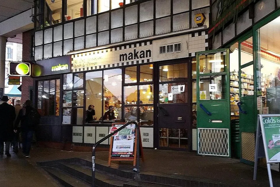 MAKANAN SINGAPURA PUN ADA: Restoran ini menawarkan sajian yang biasa dijual di sini seperti nasi lemak daging rendang atau mi goreng sambal udang. - Foto DJOHAN ABDUL RAHMAN