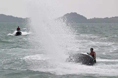 Pihak berkuasa Kepulauan Riau akan menyebarkan maklumat cuaca kepada pelancong agar mereka lebih waspada dalam musim cuaca buruk menjelang Tahun Baru Cina.