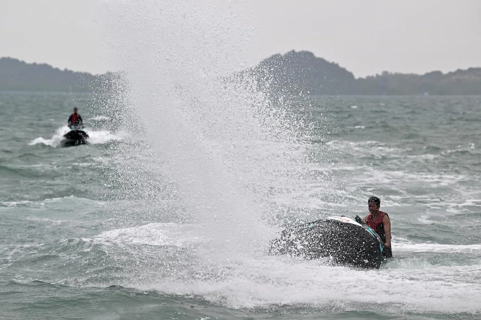 Pihak berkuasa Kepulauan Riau akan menyebarkan maklumat cuaca kepada pelancong agar mereka lebih waspada dalam musim cuaca buruk menjelang Tahun Baru Cina.