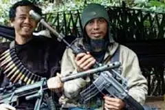 MENYOKONG ISIS: Santoso (kanan) yang berasal dari Jawa dan telah mengikrarkan taat setia kepada ISIS dipercayai antara dua anggota militan yang dibunuh dalam kejadian tembak-menembak dengan pasukan keselamatan di pulau Sulawesi. - Foto JAKARTA POST