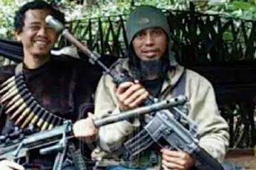 MENYOKONG ISIS: Santoso (kanan) yang berasal dari Jawa dan telah mengikrarkan taat setia kepada ISIS dipercayai antara dua anggota militan yang dibunuh dalam kejadian tembak-menembak dengan pasukan keselamatan di pulau Sulawesi. - Foto JAKARTA POST