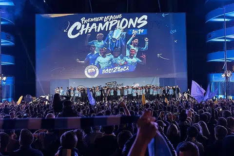 JUARA DIGANTUNG?: Juara bertahan EPL, Manchester City menghadapi kemungkinan dilarang mengambil bahagian dalam Liga Juara-Juara Eropah, namun nasib mereka masih belum ditentukan menyusuli tuduhan yang dibuat dalam majalah Jerman, Der Spiegel, bahawa kelab itu melanggar peraturan Fair Play Kewangan. - Foto AFP
